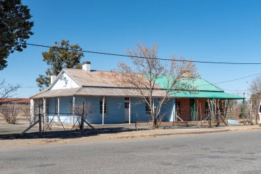 De Aar, Northern Cape Province içinde tarihi bir müstakil ev ile de Aar, Güney Afrika Cumhuriyeti, 6 Ağustos 2018: bir sokak sahne