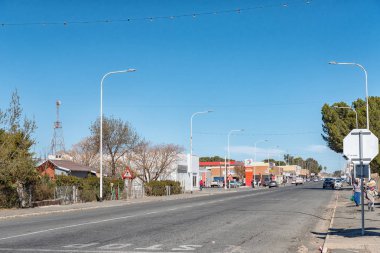 De Aar, Güney Afrika Cumhuriyeti, 6 Ağustos 2018: bir sokak sahne, işletmeler, araç ve De Aar, Northern Cape Province, kişi ile
