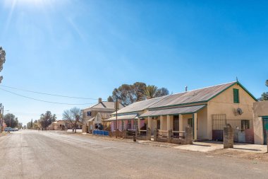 Britstown, Güney Afrika, 6 Ağustos 2018: bir sokak sahne, eski evleri ve işyerleri, Britstown, Northern Cape Eyaleti ile. İnsanlar ve araçlar tarafından görülebilir