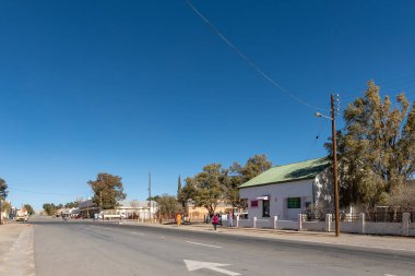 Britstown, Güney Afrika, 6 Ağustos 2018: bir sokak sahne, işletmeler, Britstown, Northern Cape Eyaleti ile. İnsanlar ve araçlar tarafından görülebilir
