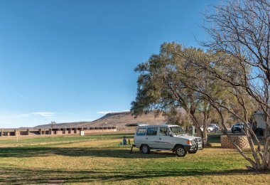 Victoria West, Güney Afrika, 6 Ağustos 2018: The Paradise karavan Park Victoria West içinde Northern Cape Eyaleti yakınlarında bir çiftlikte. Araçlar tarafından görülebilir