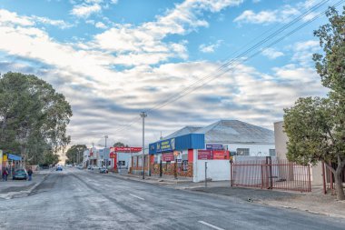 Victoria West, Güney Afrika, 7 Ağustos 2018: Bir gündoğumu sokak sahne, işletmeler, insanlar ve araçlar, Victoria Batı içinde Northern Cape Eyaleti