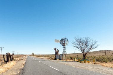 Bir su pompalama yel değirmeni ve piknik yerinde Phillipstown ve De Aar, Northern Cape Eyaleti arasındaki yol R48