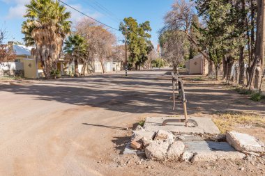 Loxton, Güney Afrika, 7 Ağustos 2018: bir sokak sahne, Loxton içinde Northern Cape Province bir tarihi el ile çalışan su pompası ile