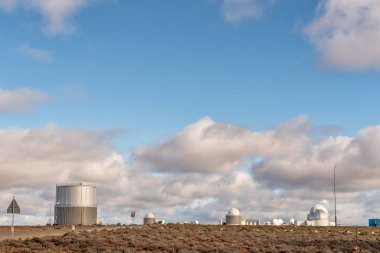 Sutherland, Güney Afrika, 7 Ağustos 2018: farklı gözlemevleri Sutherland yakınındaki Güney Afrika astronomik Gözlemevi