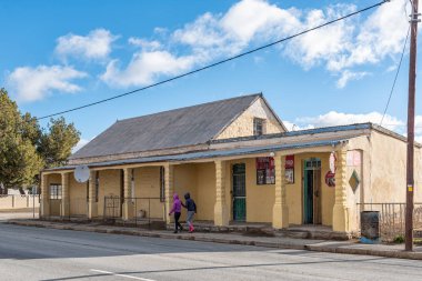 Sutherland, Güney Afrika, 7 Ağustos 2018: bir sokak sahne, bir süpermarket ve Sutherland, Northern Cape Province insanlarda