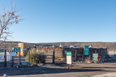 Sutherland, Güney Afrika, 8 Ağustos 2018: bir resepsiyon ve boma ofiste Sutherland, Northern Cape Eyaleti Sterland karavan parkında. Birkaç 11 inçlik teleskop muhafazaları görülebilir