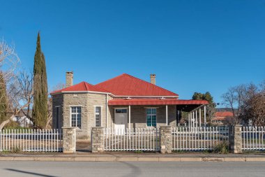 Sutherland, Güney Afrika, 8 Ağustos 2018: bir sokak sahne, iki bacalar, Sutherland, Northern Cape Eyaleti ile eski bir ev ile