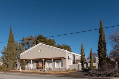 Sutherland, Güney Afrika, 8 Ağustos 2018: bir sokak sahne, bir evde Sutherland, Northern Cape Eyaleti ile. Bir kedi görülür