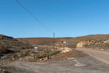Sutherland, Güney Afrika, 8 Ağustos 2018: giriş Self-Catering cottages Sutherland, Northern Cape Province yakınındaki R354 yolda Rooikloof