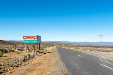 Sutherland, Güney Afrika, 8 Ağustos 2018: sapağı için Tankwa Karoo Milli Park içinde Northern Cape Eyaleti yol R354. Yön işaretleri görünür