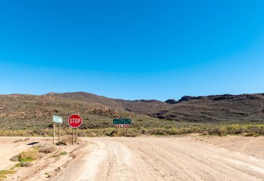 R356-R355 içinde Batı Cape Province yolları arasında paraleldir. Yön işaretleri görünür