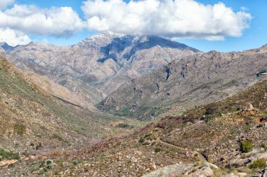 Ceres dağ Fynbos rezerv. Ceres, Batı Cape Province yakınındaki Mitchell'ler karayolu ve demiryolu geçer görülebilir. Dağlardaki kar görünür