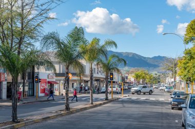 Wellington, Güney Afrika, 8 Ağustos 2018: bir sokak sahne, işletmeler, insanlar ve araçlar, Wellington içinde Batı Cape Eyaleti