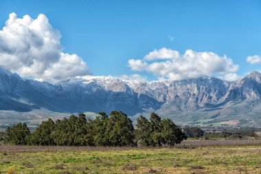 Tarihi Bains Kloof Pass Hex Lotru Dağları içinde Batı Cape Province doğru başlangıcını görüntüleyin. Dağlardaki kar görünür
