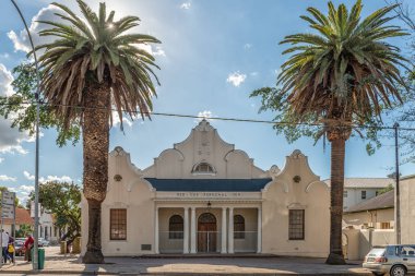 Hollanda Reform Kilisesi Hall, insanlar ve araçlar, Wellington içinde Batı Cape Eyaleti ile Wellington, Güney Afrika, 8 Ağustos 2018: bir sokak sahne