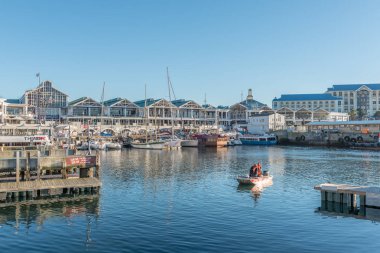 Cape Town, Güney Afrika, 9 Ağustos 2018: görünüm liman ve Victoria ve Alfred Waterfront Cape Town içinde Batı Cape Eyaleti. Yatlar, işletmeler ve insanlar tarafından görülebilir