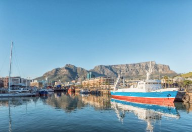 Cape Town, Güney Afrika, 9 Ağustos 2018: gemi Victoria ve Alfred Waterfront Cape Town içinde Batı Cape Province, Alfred havzasında. Table Mountain ve şeytanlar tepe arkada görülebilir