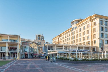 Cape Town, Güney Afrika, 9 Ağustos 2018: Saat Kulesi Alışveriş Merkezi'nde Victoria ve Alfred Waterfront Cape Town içinde Batı Cape Eyaleti. İnsanlar ve dükkanlar tarafından görülebilir