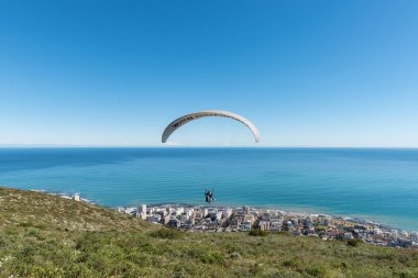 Cape Town, Güney Afrika, 9 Ağustos 2018: bir tandem yamaçparaşütü kısa bir süre sonra piyasaya sinyal Hill Cape Town içinde Batı Cape Province. Sea Point aşağıda görünür