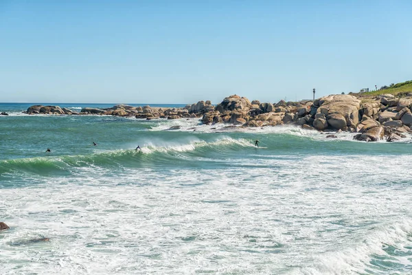 Cape Town Sudáfrica Agosto 2018 Surfistas Una Playa Camps Bay — Foto de Stock