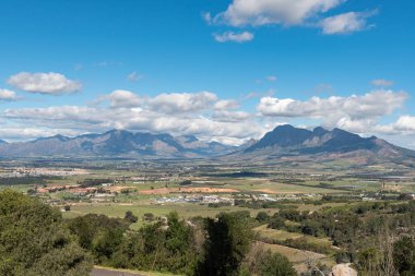 Afrikaans dil Monument Paarl içinde Simonsberg ve daHotantolarla-Holland dağlara doğru Batı Cape Province, çiftlik manzaralı