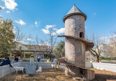 Paarl, Güney Afrika, 10 Ağustos 2018: keçi tower Fairview şarap ve peynir çiftliğinin yakınlarında Paarl içinde Batı Cape Province adlı. Keçi ve insanlar tarafından görülebilir