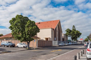 Goodwood, Güney Afrika, 14 Ağustos 2018: bir sokak sahne Goodwood içinde Batı Cape Province Presbiteryen Kilisesi ile
