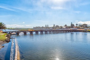 Cape Town, Güney Afrika, 14 Ağustos 2018: dogan nehir ve tarihi ahşap köprü Milnerton içinde lagün. Araçlar tarafından görülebilir