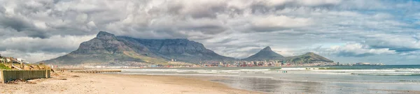 2018年8月14日 南非开普敦 从泻湖海滩眺望开普敦全景 中央商务区 魔鬼峰 狮子头和信号山是可见的 — 图库照片