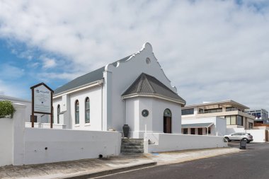 Cape Town, Güney Afrika, 14 Ağustos 2018: Hollanda Reform Kilisesi Bloubergstrand içinde Batı Cape Province