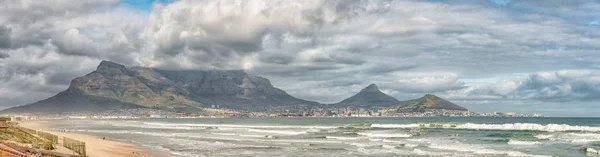 南非开普敦 2018年8月14日 从设海滩看开普敦的景色 中央商务区 魔鬼峰 狮子头和信号山是可见的 — 图库照片