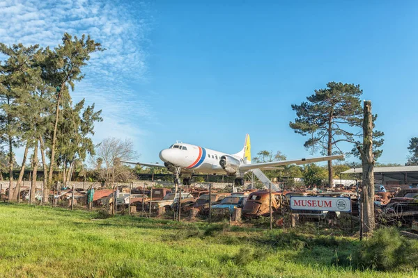 ベルヴィル 南アフリカ 2018 コンベア飛行機やビンテージ車ベルヴィル西ケープ州の近く Wijnland の自動車博物館で復元するを待っています — ストック写真