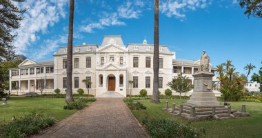 Stellenbosch, Güney Afrika, 15 Ağustos 2018: Stellenbosch Üniversitesi İlahiyat Fakültesi. John Murray ve Nicolaas Hofmeyer heykeli görülür
