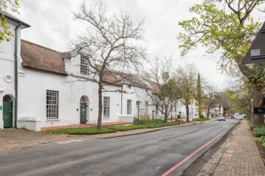 Stellenbosch, Güney Afrika, 16 Ağustos 2018: tarihi binaları Dorp sokakta Stellenbosch, Batı Cape Eyaleti. Araçlar tarafından görülebilir