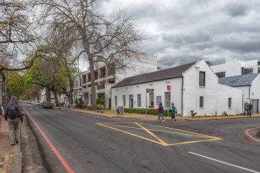 Stellenbosch, Güney Afrika, 16 Ağustos 2018: tarihi binaları Dorp sokakta Stellenbosch, Batı Cape Province Louw sokak köşesinde. Araçlar ve insanlar tarafından görülebilir