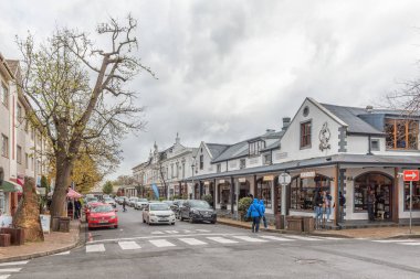 Stellenbosch, Güney Afrika, 16 Ağustos 2018: bir sokak sahne Stellenbosch, Batı Cape Province sokakta Kilisesi. Araçlar ve insanlar tarafından görülebilir