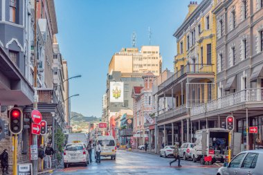 Cape Town, Güney Afrika, 17 Ağustos 2018: Cape Town Table Mountain doğru uzun sokak görünümünde. İnsanlar ve araçlar tarafından görülebilir