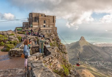 Cape Town, Güney Afrika, 17 Ağustos 2018: Cape Town Masa Dağı tepesinde bir bakış. Üst kablo İstasyonu, bir teleferik, turistler ve aslanlar kafa görülebilir
