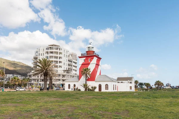 ケープタウン 南アフリカ 2018 西ケープ州のケープタウンの Mouille ポイントでグリーン ポイント灯台建物 人と車が表示されます — ストック写真
