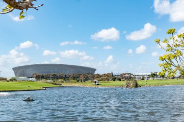 Cape Town, Güney Afrika, 17 Ağustos 2018: yeşil noktada Cape Town Cape Town Stadyumu. Bir golf sahası ön tarafta görünür