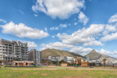 Cape Town, Güney Afrika, 17 Ağustos 2018: Mouille Point Cape Town içinde Batı Cape Province bir çocuk bahçesi. Apartmanlar, Signal Hill ve aslanlar baş arkaya görülebilir