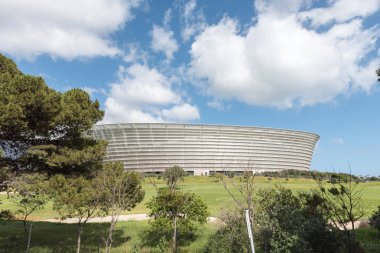 Cape Town, Güney Afrika, 17 Ağustos 2018: Cape Town Stadyumu yeşil Citysightseeing otobüsten görüldüğü noktada