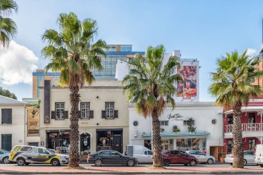 Cape Town içinde Batı Cape Province işletmeler, araç ve palmiye ağaçları ile Cape Town, Güney Afrika, 17 Ağustos 2018: bir sokak sahne