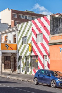 Cape Town, Güney Afrika, 17 Ağustos 2018: Bo-Kaap Cape Town içinde Batı Cape Province bir sörf dükkanı. Bir araç görünür