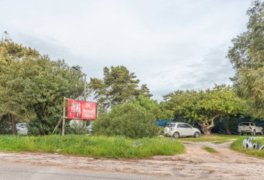 Melkbosstrand, Güney Afrika, 19 Ağustos 2018: Melkbosskerm, bir restoranda Melkbosstrand, Batı Cape Province ölmek. Araçlar tarafından görülebilir