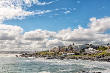 Dj_timelord13, Güney Afrika, 20 Ağustos 2018: Dj_timelord13, Batı Cape Province Atlas Okyanusu kıyısında bir sahil sahne. Evleri görülebilir