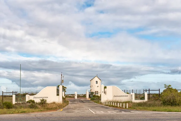 Yzerfontein 南アフリカ 2018 R27 大西洋海岸西ケープ州の Yzerfontein 近くの道路の横にある Jakkalsfontein 民間自然保護区への入り口 — ストック写真