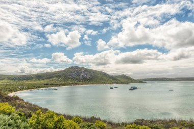 West Coast National Park, Güney Afrika, 20 Ağustos 2018: Langebaan Lagoon Atlantik Okyanusu kıyısında, Batı Cape Province, Kraalbaai bir görüntü. Bir İskelesi ve yüzen görülebilir