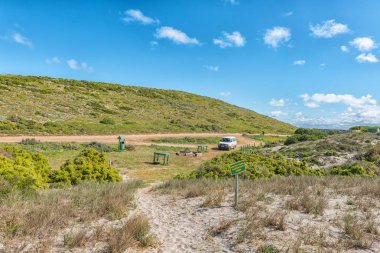 West Coast National Park, Güney Afrika, 20 Ağustos 2018: bir piknik ve kamp alanı, Atlas Okyanusu kıyısında Langebaan yakınındaki Postberg Plankiesbaai. Bir araç görünür